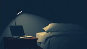 Een opgeruimde slaapkamer met een gesloten laptop en geldstapel op het nachtkastje.